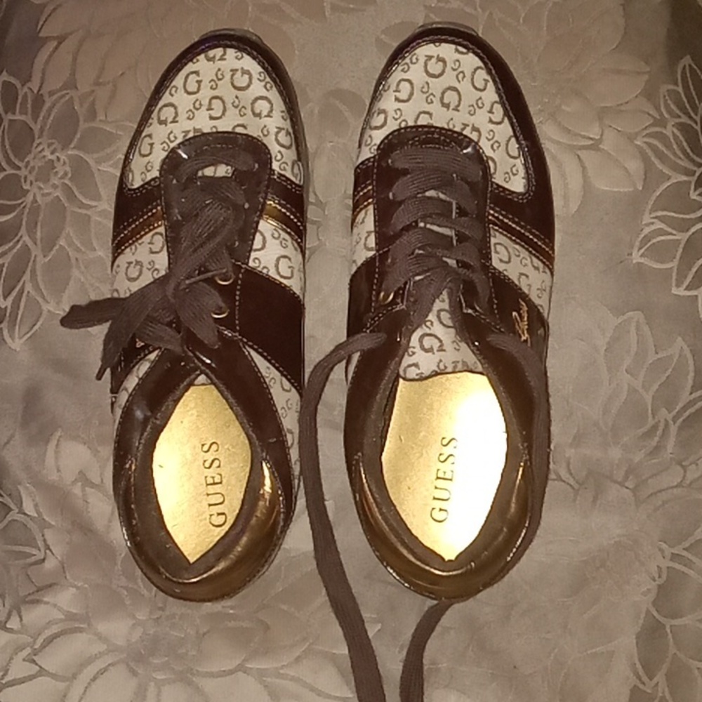 Guess logo tennis shoe
